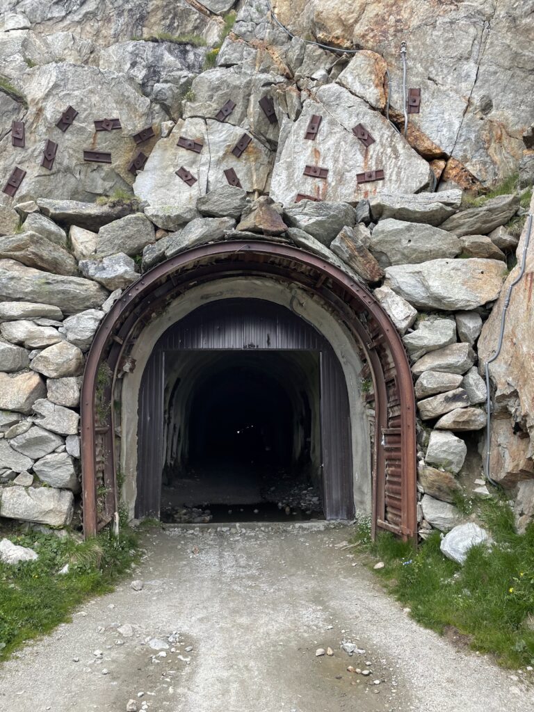 Eingang zum Tälligrattunnel